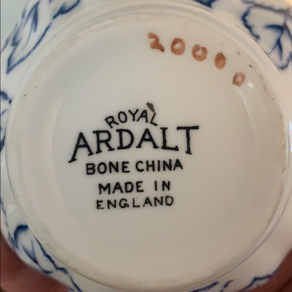 Vintage Royal Ardalt tea cup and saucer - Picture 10 of 11